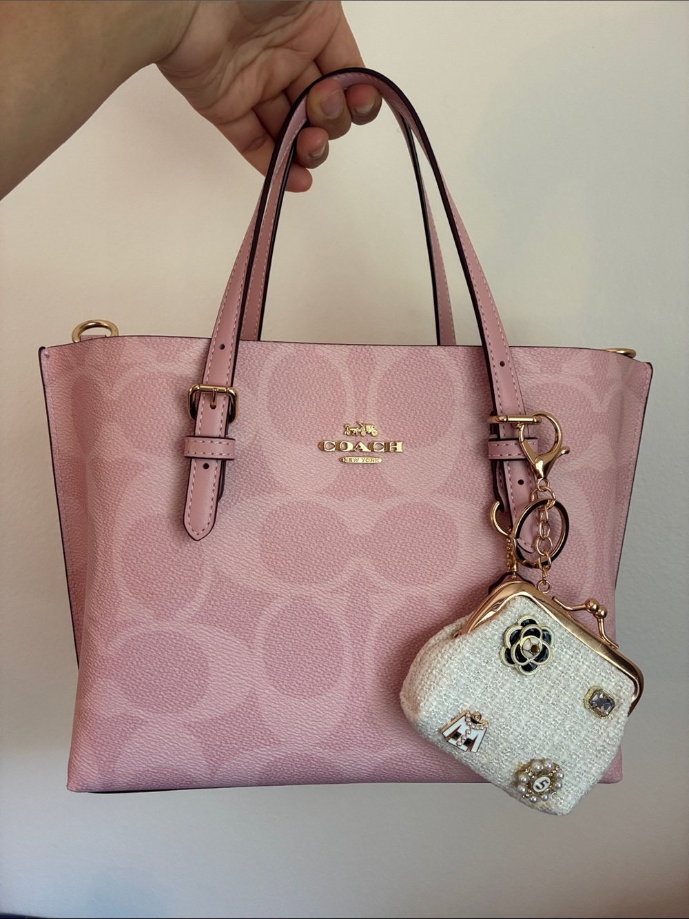 Elegant Cream Tweed Mini Kisslock Coin Bag with Gold Accents